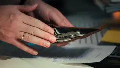 корупція гроші кошти долари гаманець виплати пенсії